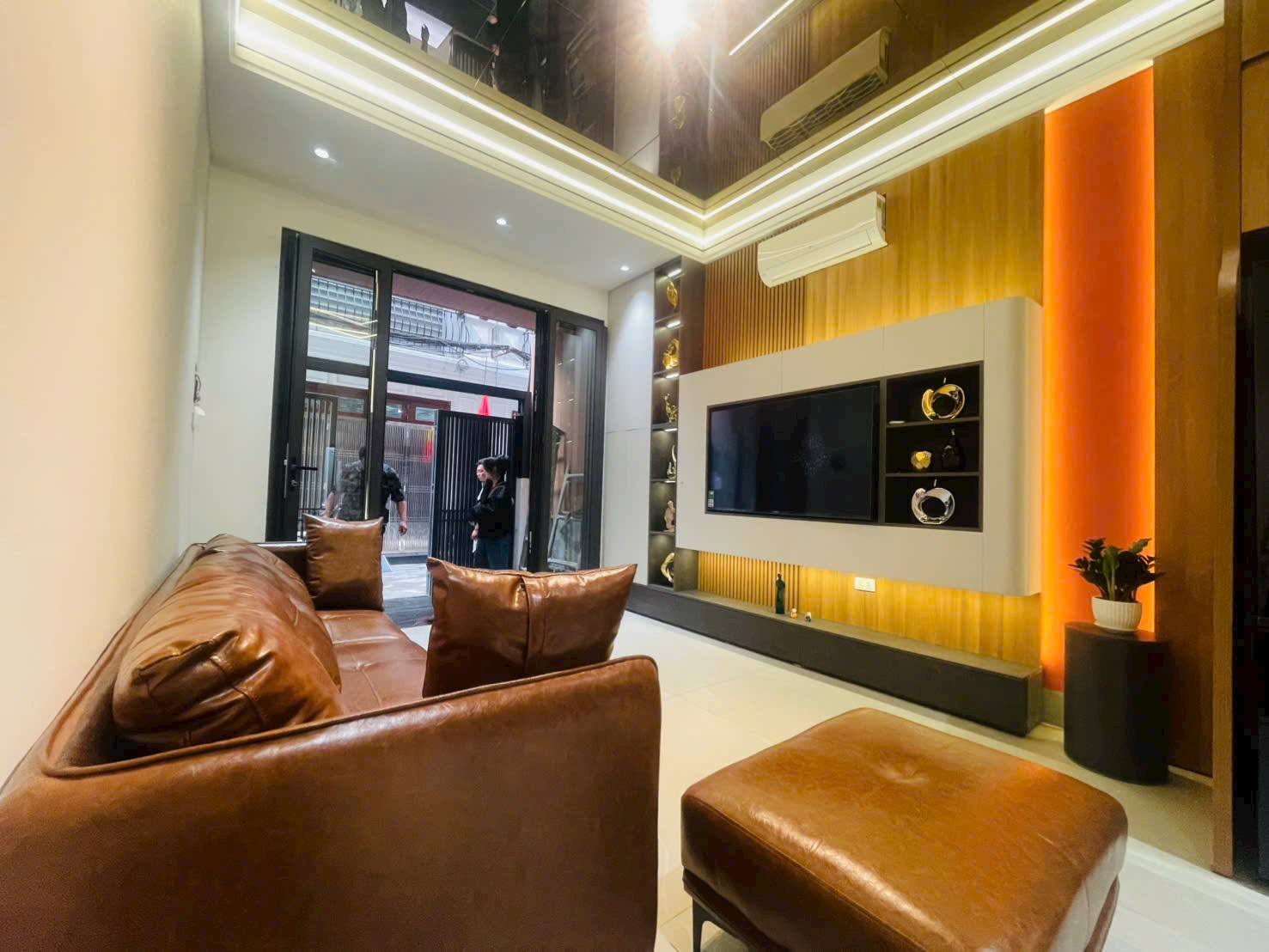 Bán nhà Bồ Đề 6 tầng thang máy 45m2 ô tô đỗ cửa 14,x tỷ