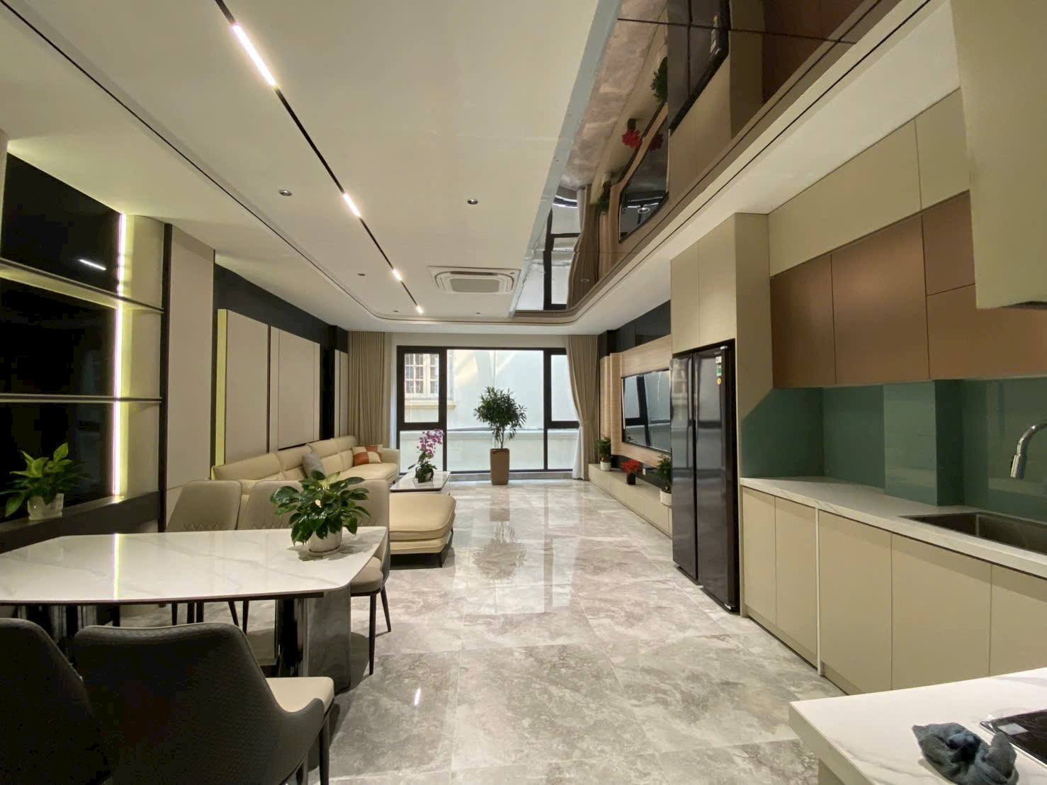 Bán nhà Nguyễn Văn Cừ 6 tầng thang máy 5m mặt tiền